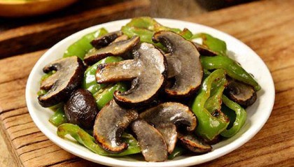 灰虎掌菇炒青椒怎么做？