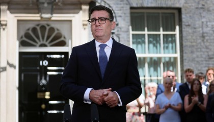 英国新首相上任首日：免职前首相旧臣，召回因丑闻辞职官员，跟自己曾批评的特朗普通话