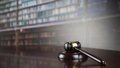 情侣吵架男方为挣脱女友致对方摔倒死亡 赔偿25万获其家属谅解 一审判三缓四