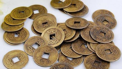 清朝时，是什么原因导致白银占据了清朝货币流通的主导地位？