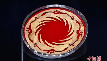 中国文化遗产标志“太阳神鸟金饰”亮相国博