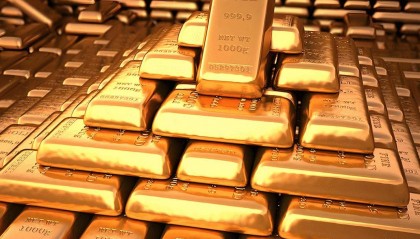 华尔街现在使劲将黄金往上弄，目的是什么？本质上就是美国要降息，一旦降息了，钱就要留出美国，甚至换成其他货币。万一未来几年美国衰退了，美元潮汐失效了，那就危矣。1月，如果你站在交易大厅的屏幕前，一定会盯着那个刺眼的数字发愣：伦敦金现货价格像脱缰的野马，一头撞破了2200美元/盎司的大关。...