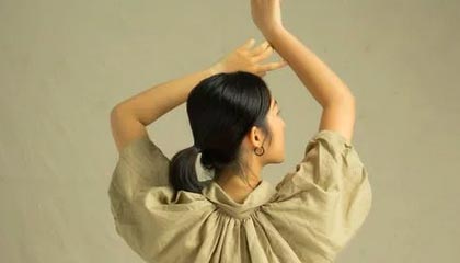 14.9万vs几千：韩红基金会工资曝光，打工人别盯别人账本了，盯盯自己的颈椎吧