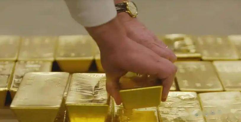华尔街现在使劲将黄金往上弄，目的是什么？本质上就是美国要降息，一旦降息了，钱就要留出美国，甚至换成其他货币