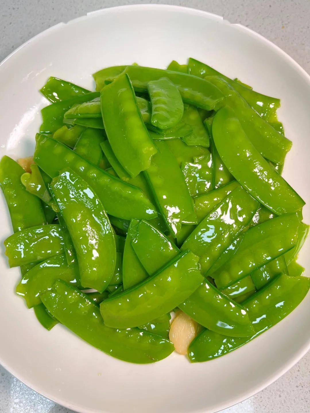 炒荷兰豆怎么做好吃？别直接炒，教你窍门，脆嫩清甜超鲜香