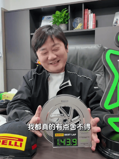 张雪宣布捐赠嫣然“加码”：将冠军奖杯、签名帽子一起赠送！喊话李亚鹏：用途你定，我信你！称赛车起拍价40万，有点寒酸，所以加码