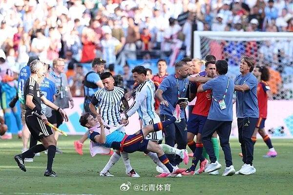 阿根廷队集体背对领奖台站立，被批“毫无体育精神”，西班牙中场奥尔默回应