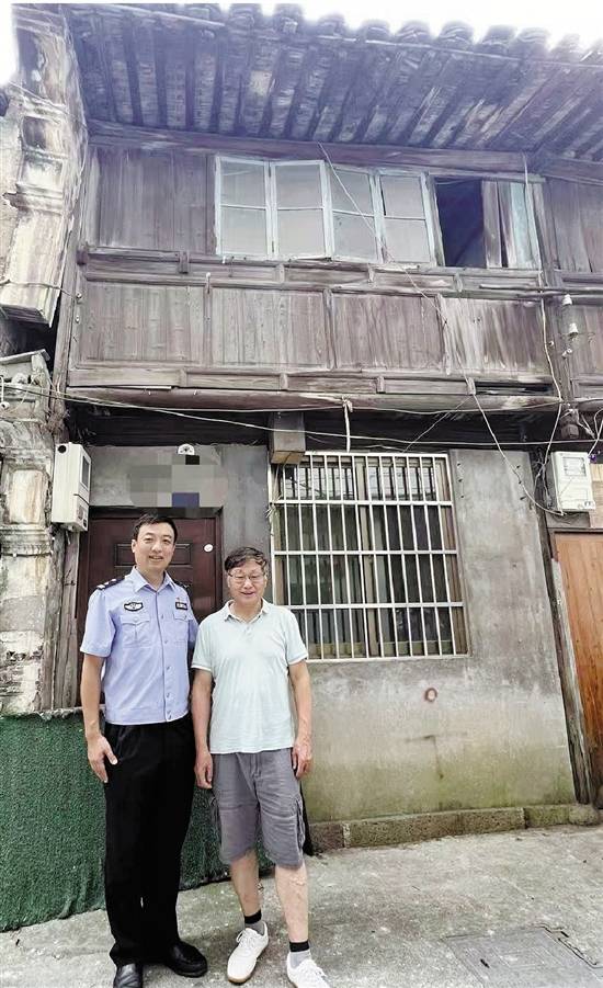 “现在办不成，我儿子更办不成了” 听了这句话，社区民警“跑腿”近半年开出证明