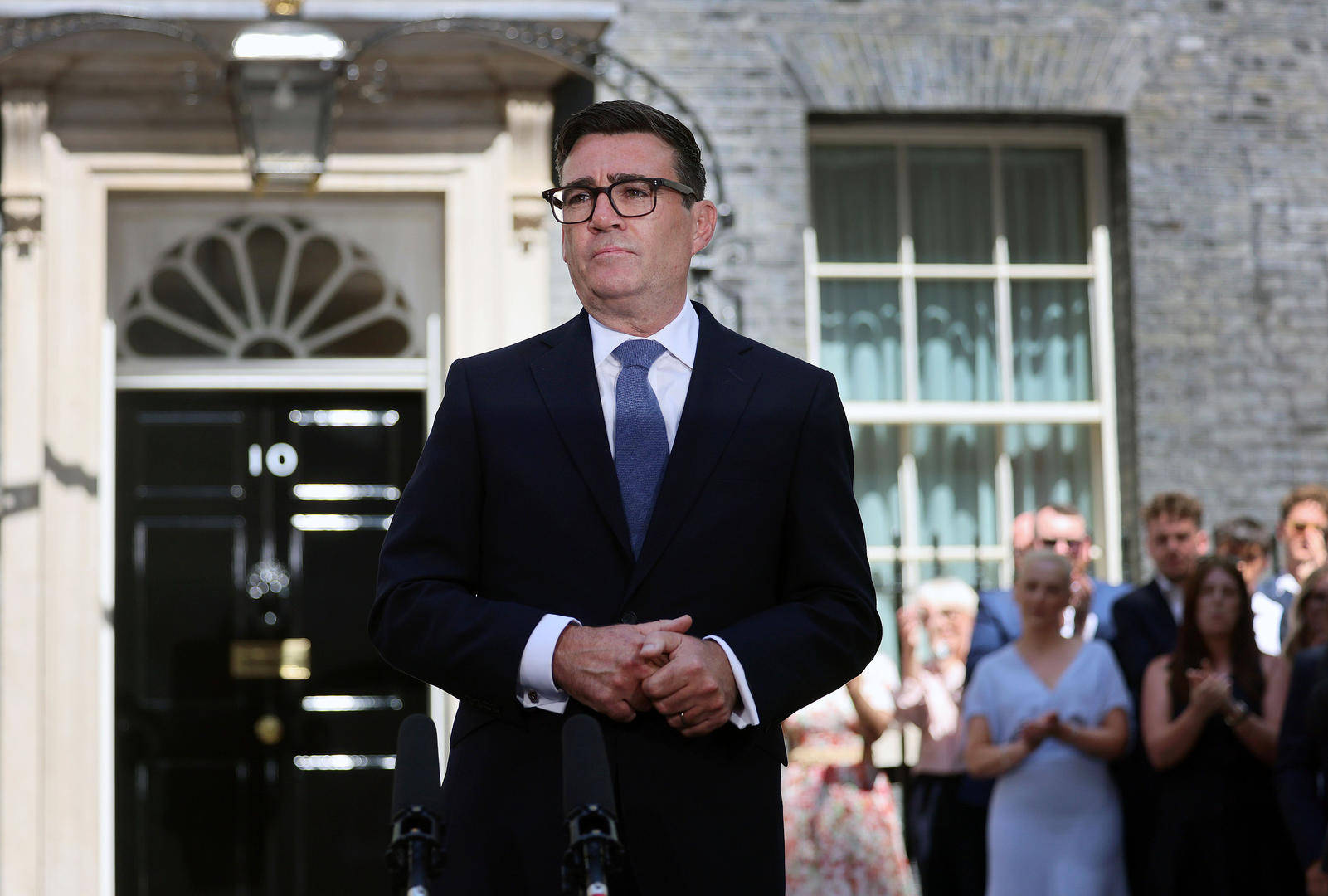 英国新首相上任首日：免职前首相旧臣，召回因丑闻辞职官员，跟自己曾批评的特朗普通话