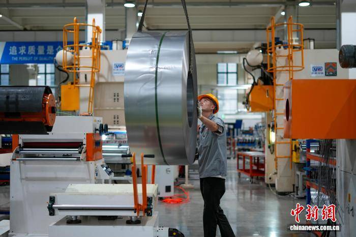 河南洛阳：“钢制家具之都”外贸订单旺