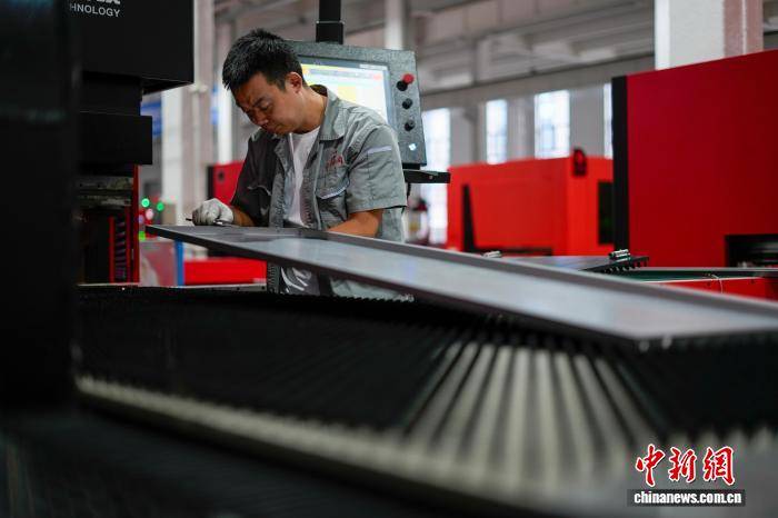 河南洛阳：“钢制家具之都”外贸订单旺