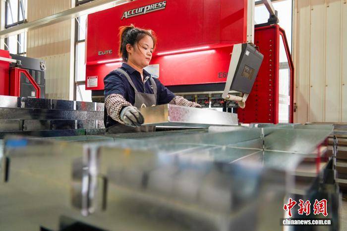 河南洛阳：“钢制家具之都”外贸订单旺
