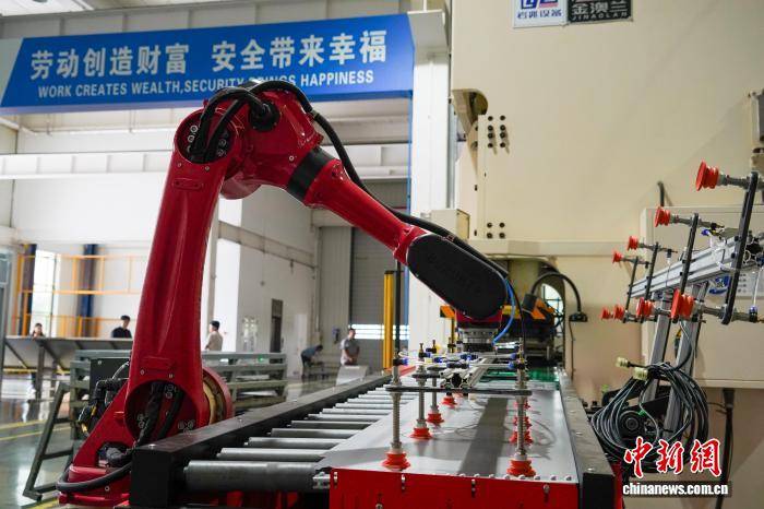 河南洛阳：“钢制家具之都”外贸订单旺