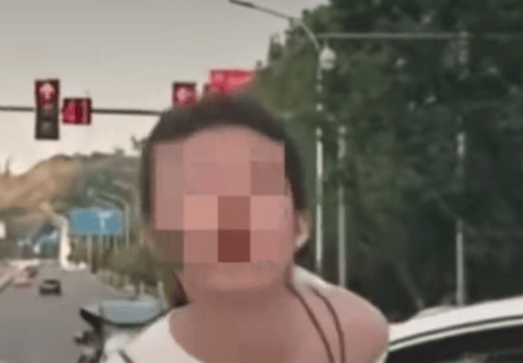 重庆通报“女子挡道指挥加塞”：陈某（女，25岁）被行拘，其丈夫邓某（男，33岁）驾车跨实线变道加塞通行，被罚款并记分